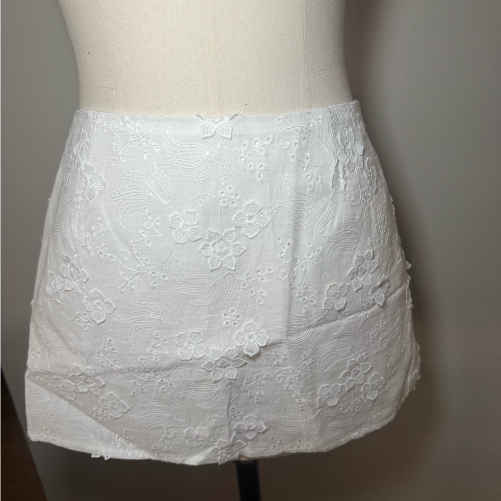 WHITE FOX- White Floral Lace Mini Skirt